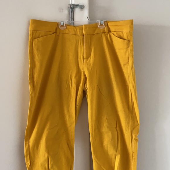 Old navy Pixie pants - Picture 2 of 8